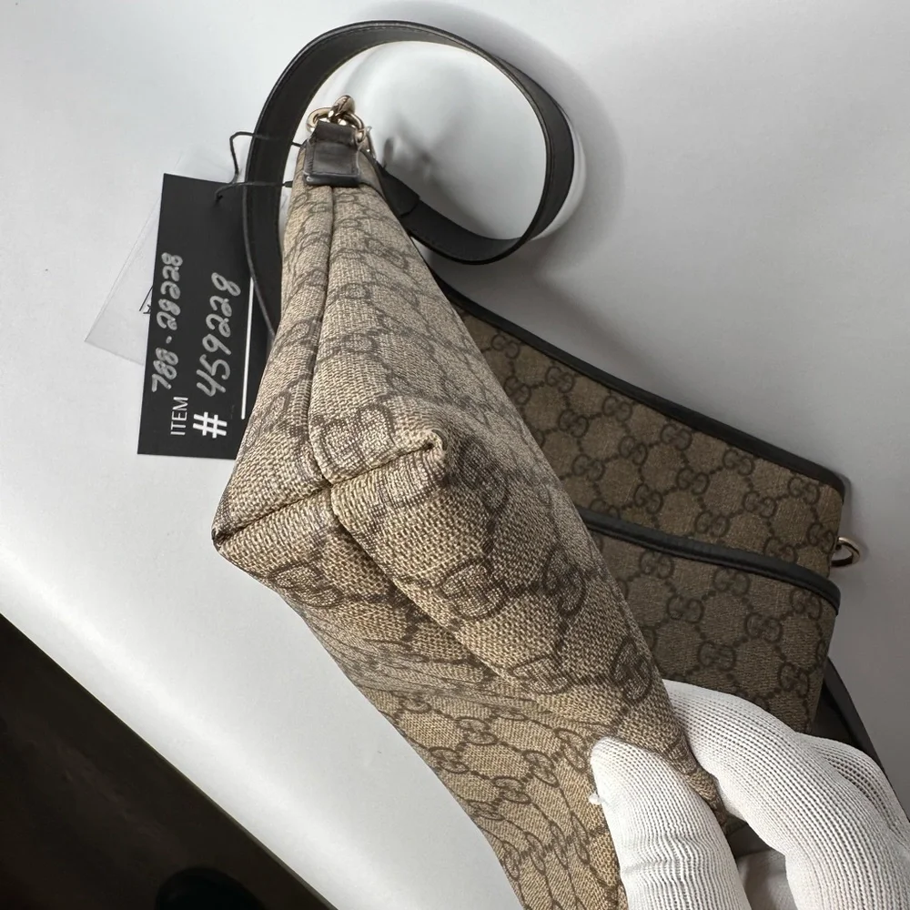 Authentic Gucci GG Supreme Messenger Bag 388924 - Picture 5 of 8